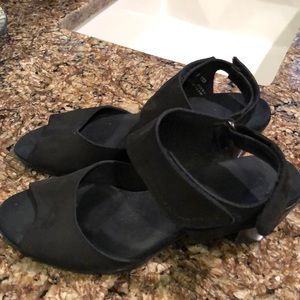 Munro Sandal in Black Suede